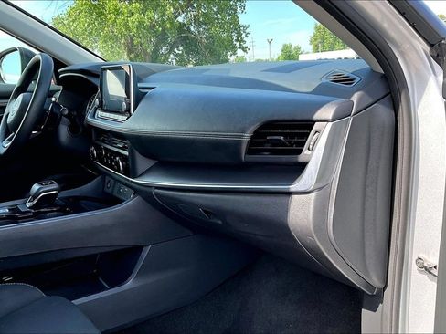 Used 2024 Nissan Rogue S FWD image 14