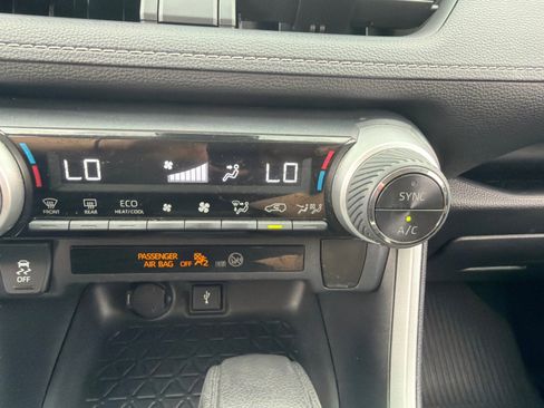 Used 2021 Toyota RAV4 LE AWD/4WD image 28
