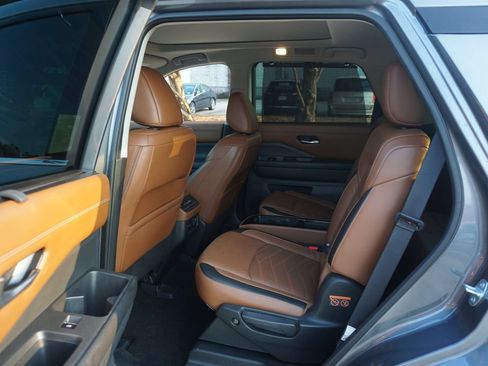 Used 2023 Nissan Pathfinder Platinum FWD image 15
