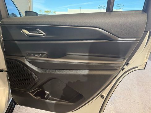 Used 2023 Jeep Grand Cherokee L Laredo image 18