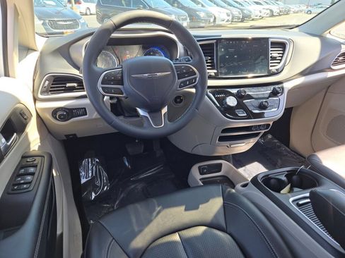 Certified 2024 Chrysler Pacifica Touring-L FWD image 23