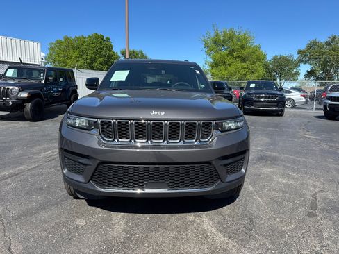 Used 2024 Jeep Grand Cherokee Laredo X AWD/4WD image 2