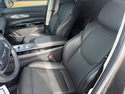 Used 2025 Genesis GV70 2.5T AWD/4WD image 24