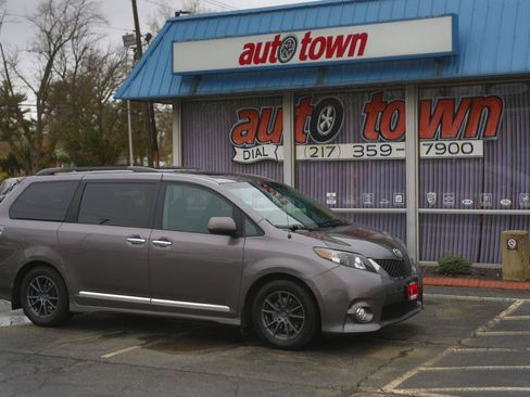 Used 2014 Toyota Sienna SE FWD image 23