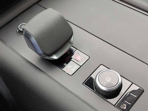 Used 2024 Land Rover Discovery S image 33