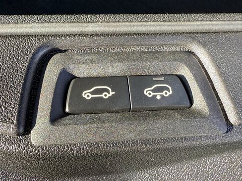 Used 2022 BMW X7 xDrive40i w/ M Sport Package image 10