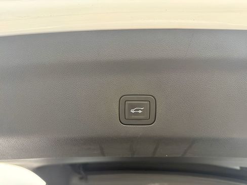 Used 2025 GMC Yukon XL Denali AWD/4WD image 11