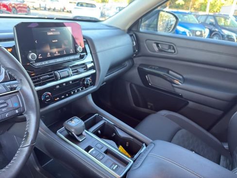 Certified 2024 Nissan Pathfinder SV image 23