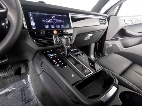 Certified 2026 Porsche Macan AWD/4WD image 30