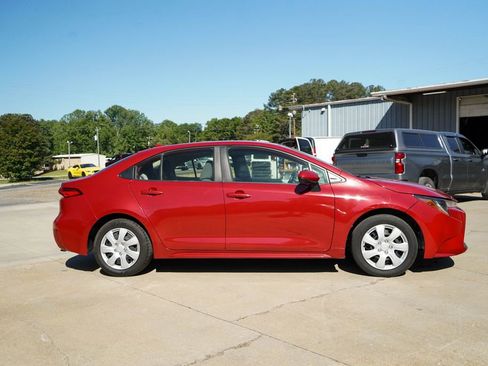 Used 2021 Toyota Corolla LE image 3