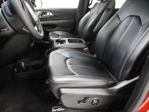 Used 2025 Chrysler Pacifica Select image 7