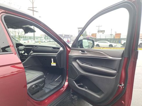 New 2025 Jeep Grand Cherokee Limited w/ MOPAR Finishing Package image 16