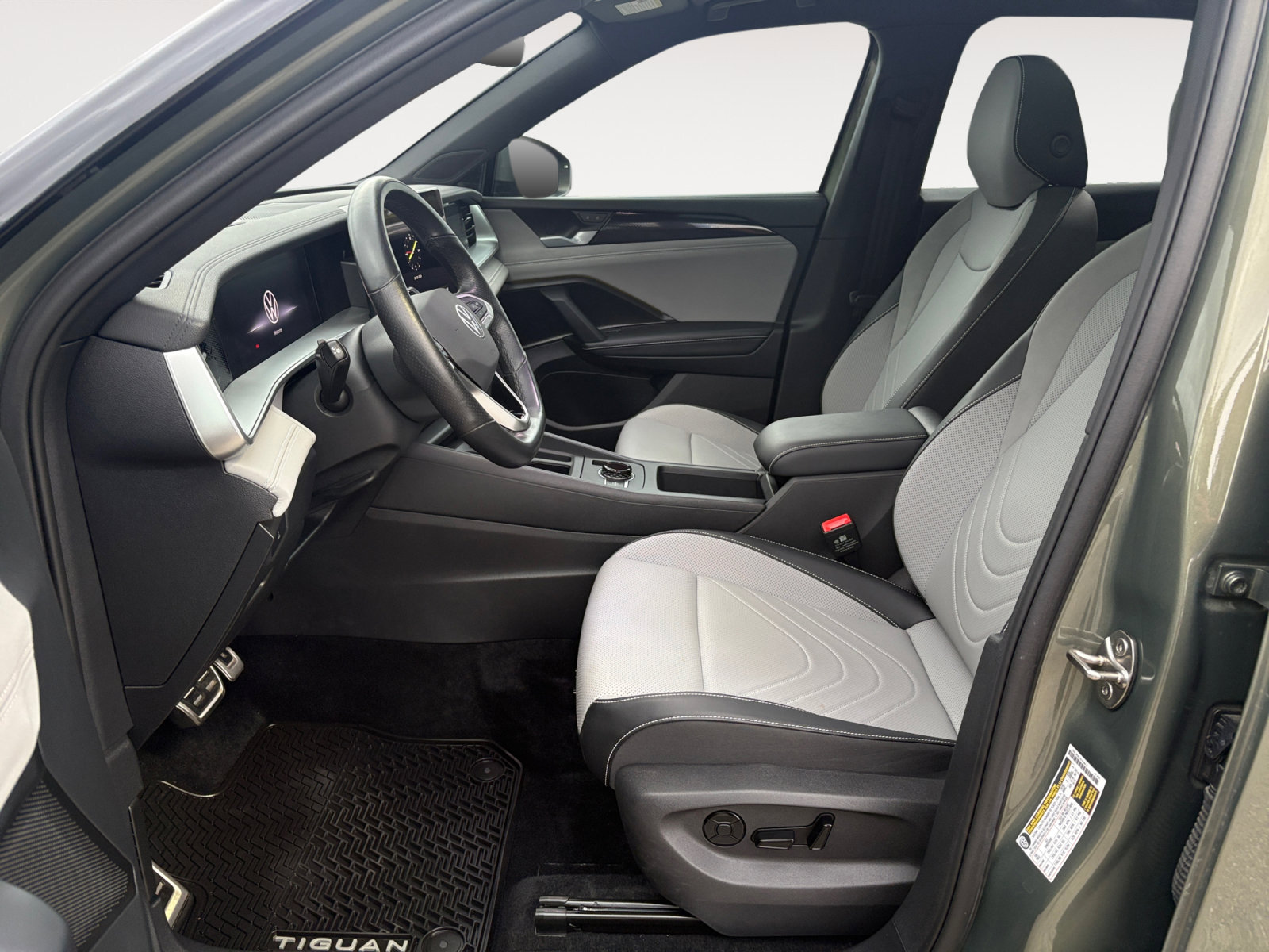 Certified 2026 Volkswagen Tiguan SE R-Line FWD image 20
