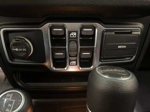 Used 2024 Jeep Gladiator Sport image 24