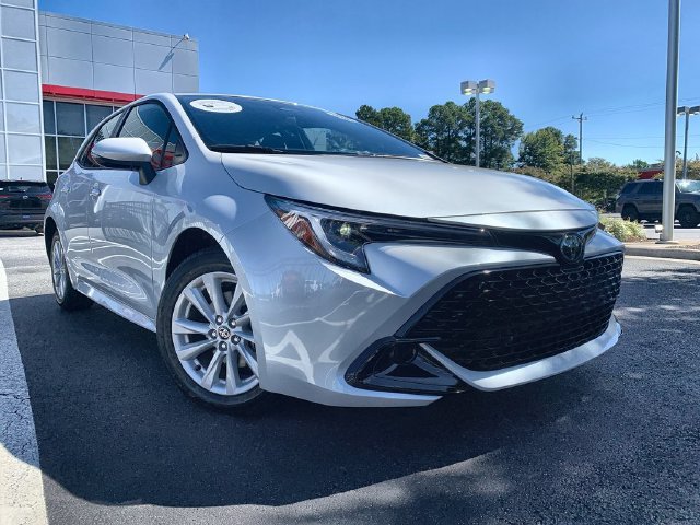 Used 2025 Toyota Corolla SE w/ SE Package FWD image 2
