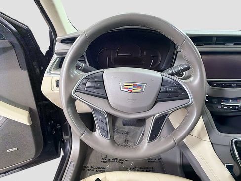 Used 2018 Cadillac XT5 Luxury w/ Driver Awareness Package FWD image 13