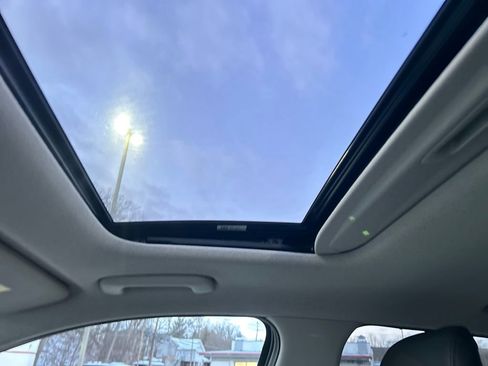 Used 2023 Kia Niro SX Touring image 15