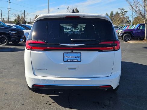 New 2026 Chrysler Pacifica Select image 5