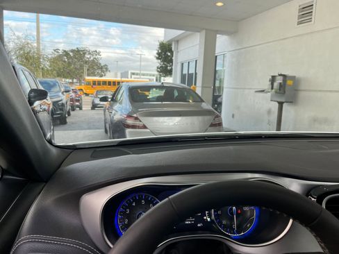 Used 2025 Chrysler Pacifica Limited image 38