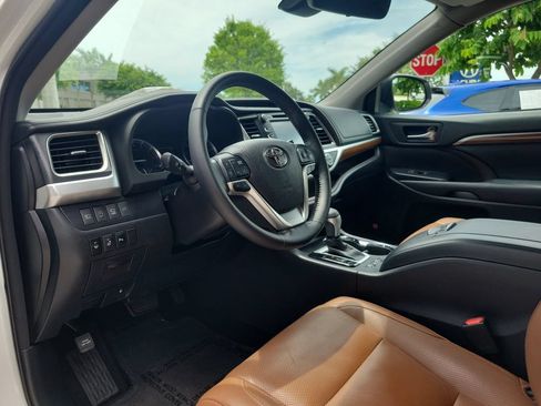 Used 2018 Toyota Highlander Limited Platinum FWD image 24