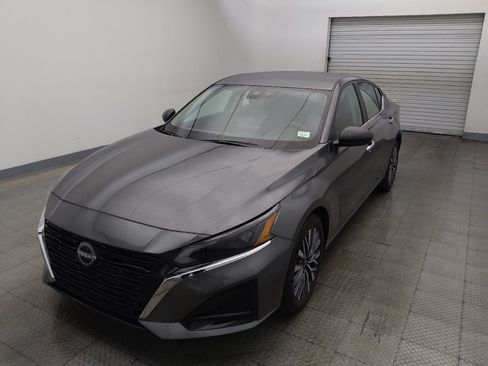 Used 2025 Nissan Altima 2.5 SV FWD image 15
