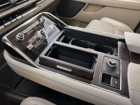 Used 2024 Lincoln Navigator Premiere AWD/4WD image 20