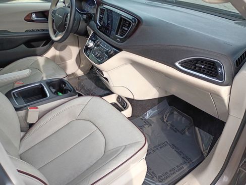 Used 2018 Chrysler Pacifica Limited image 13