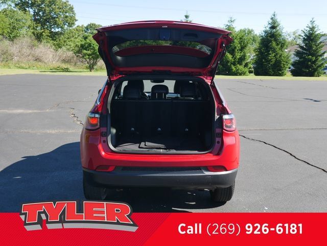 Used 2024 Jeep Compass Latitude AWD/4WD image 16