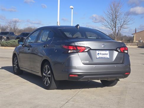 Used 2021 Nissan Versa SV image 5