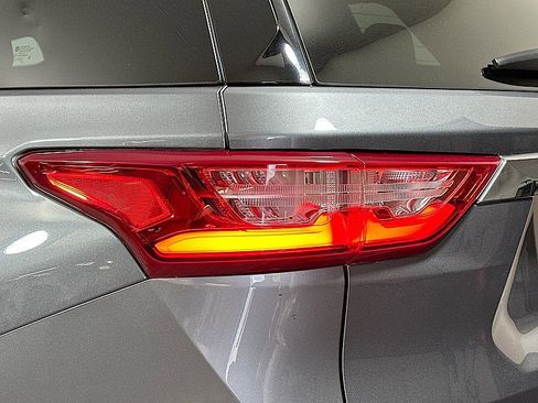 Used 2021 Chevrolet Traverse LS FWD image 32