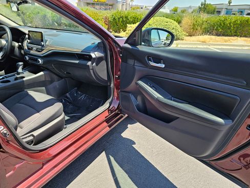 Used 2025 Nissan Altima 2.5 SV FWD image 28