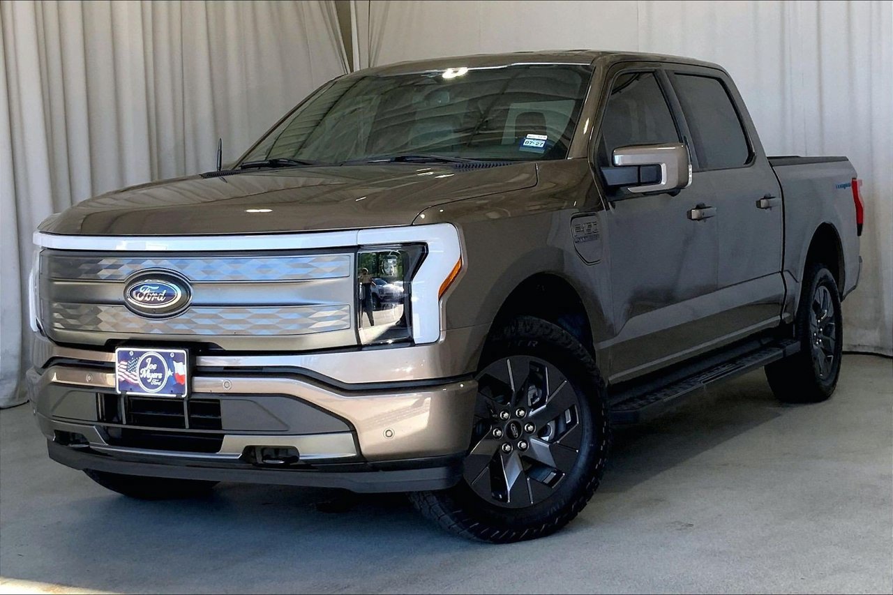 Used 2023 Ford F150 Lightning Lariat w/ Max Trailer Tow Package AWD/4WD image 2