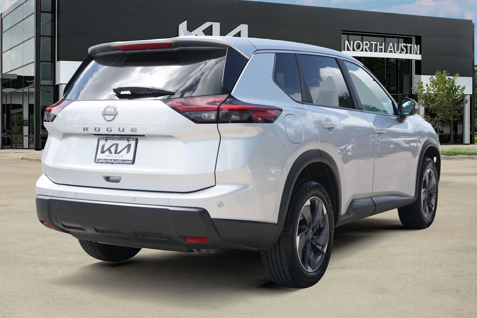Used 2025 Nissan Rogue SV FWD image 5