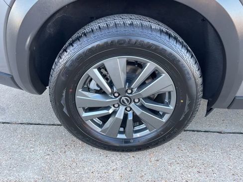 Used 2024 Nissan Pathfinder SV image 7