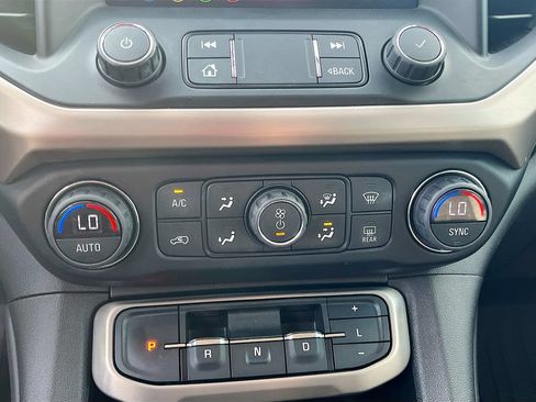 Used 2021 GMC Acadia Denali w/ Denali Technology Package FWD image 16