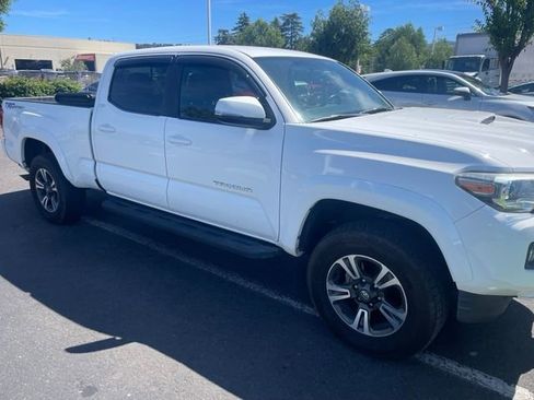 Used 2017 Toyota Tacoma TRD Sport w/ Tow Package RWD image 1