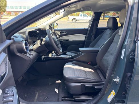 Used 2025 Chevrolet Trax LT FWD image 27