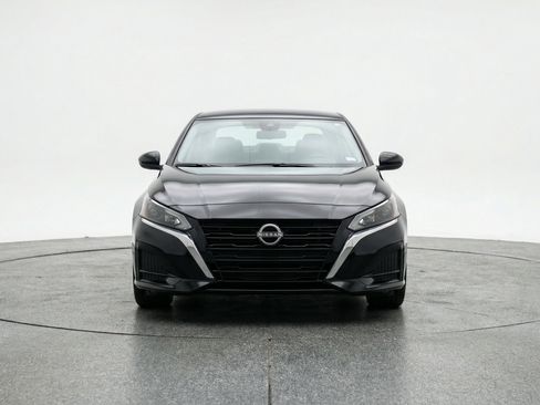 Used 2025 Nissan Altima 2.5 SV image 2