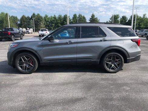 Used 2025 Ford Explorer ST-Line w/ ST-Line Street Pack image 2
