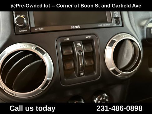 Used 2017 Jeep Wrangler Unlimited Rubicon w/ Connectivity Group AWD/4WD image 16