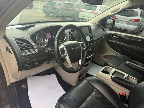 Used 2015 Chrysler Town & Country Touring image 31