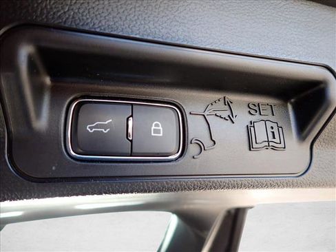 Used 2024 Ford Explorer Limited image 8