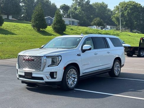 Used 2024 GMC Yukon XL Denali w/ Denali Reserve Package AWD/4WD image 7