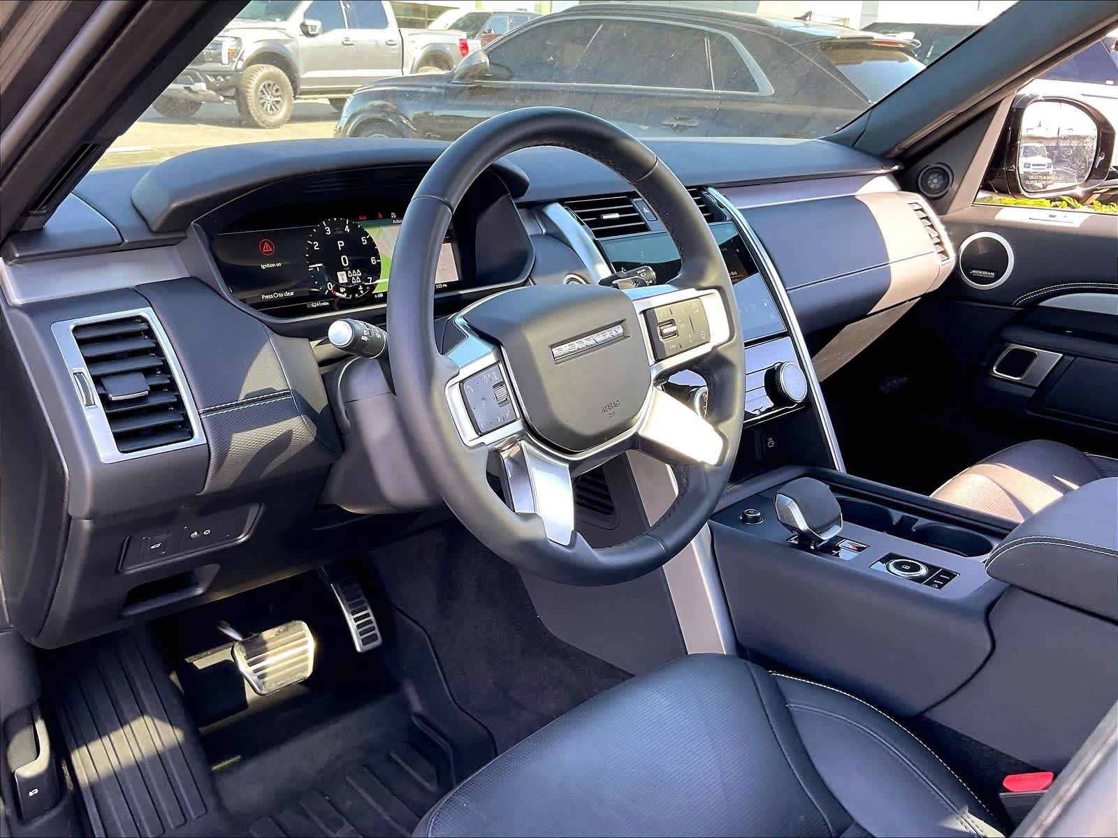 Used 2025 Land Rover Discovery Dynamic SE AWD/4WD image 17