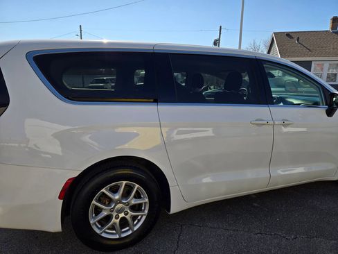 Used 2022 Chrysler Voyager LX FWD image 10