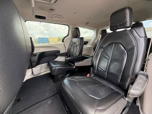 Used 2017 Chrysler Pacifica Touring-L FWD image 12