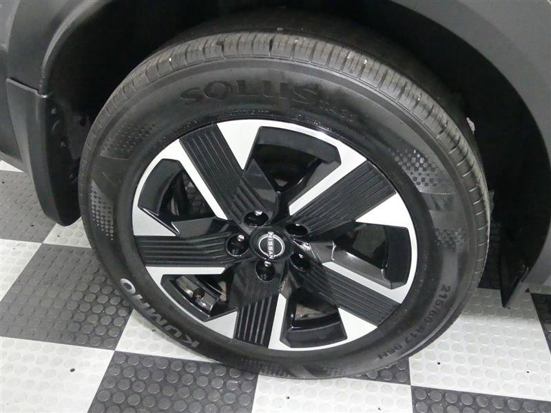 Used 2025 Nissan Kicks SV AWD/4WD image 17
