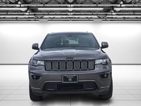 Used 2018 Jeep Grand Cherokee Altitude AWD/4WD image 4