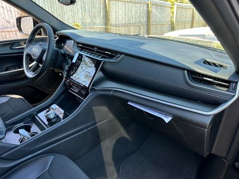 Used 2024 Jeep Grand Cherokee L Laredo image 21