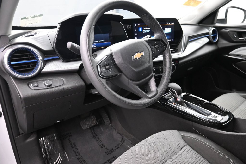Used 2025 Chevrolet Trax LT FWD image 11